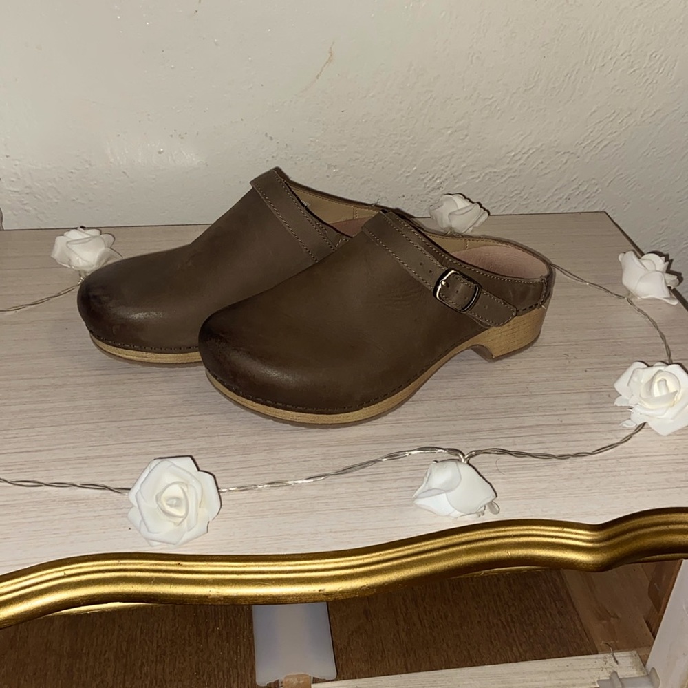 Dansko 36 Berry Nubuck leather mushroom